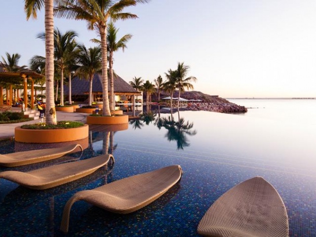 CostaBaja Resort & Spa Pool Lounge